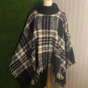 NWT Steve Madden OSFM Black & White Knit Fringed Poncho